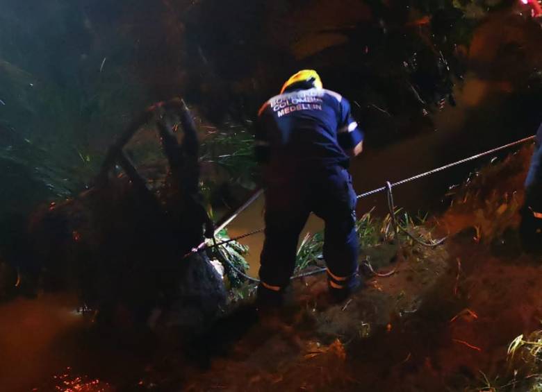 Bomberos atendían hasta la medianoche la emergencia por lluvias que se presentó en el corregimiento de Santa Elena.