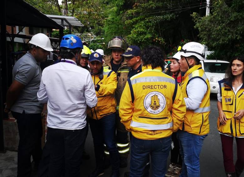 El Dagrd ordenó evacuar el edificio mientras hacen estudios patológicos de los elementos que fallaron. FOTO cortesía dagrd.