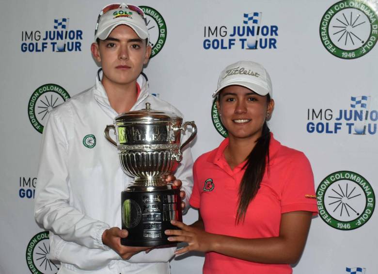 Simón Correa de El Rodeo y María Camila Moreno del Militar se coronaron campeones en Llanogrande. FOTO cortesía fedegolf