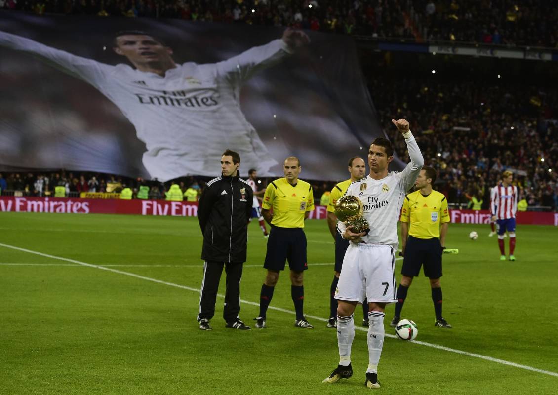 Un mosaico dorado decoró las gradas del estadio Santiago Bernabéu en honor del luso. FOTO AFP
