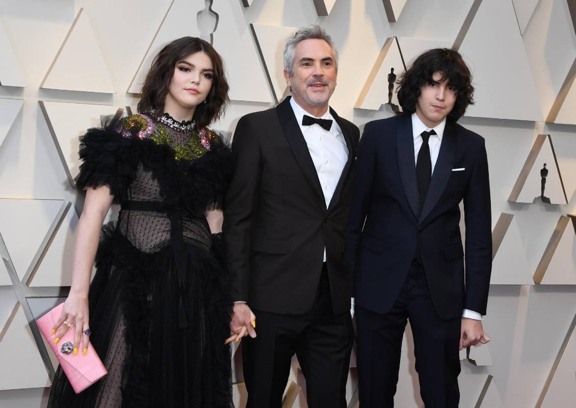 Alfonso Cuarón llegó con sus hijos Tess y Olmo. FOTO AFP