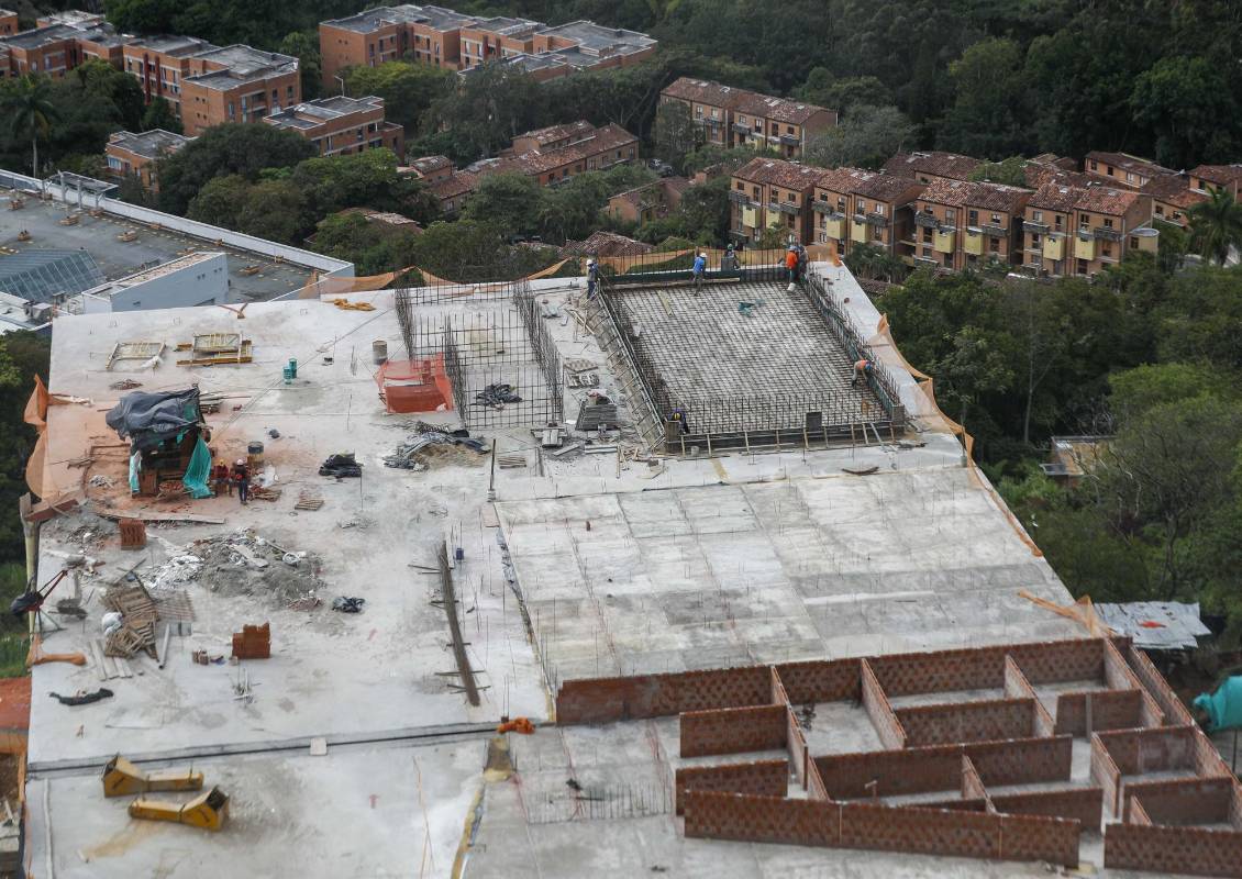 Trabajadores se hacen mas frecuentes en las construcciones, después de que el gobierno nacional permitió que en esta época de cuarentena se reactivaran estas labores para mejorar la economía tanto de los obreros como las constructoras. Foto: Manuel Saldarriaga Quintero