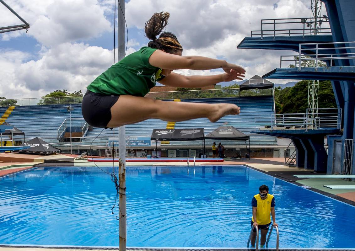 Por el momento, regresan a entrenar los deportistas en la modalidad de: natación carreras, clavados, polo acuático y nado sincronizado. Foto Juan Antonio Sánchez Ocampo