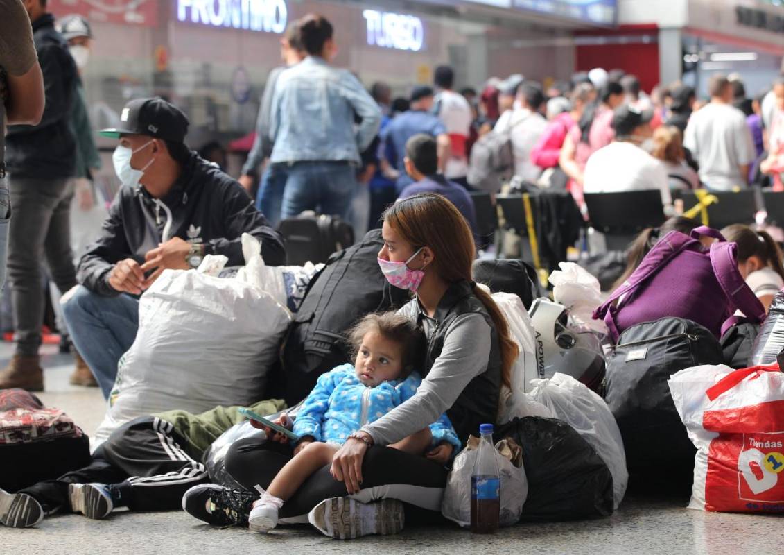 Lo grave, más allá de que no consigan un pasaje al lugar de destino, es que la concentración de personas puede resultar un foco de contagio peligroso, subrayó el gerente. Foto: Juan Antonio Sánchez. (Terminal del Norte)