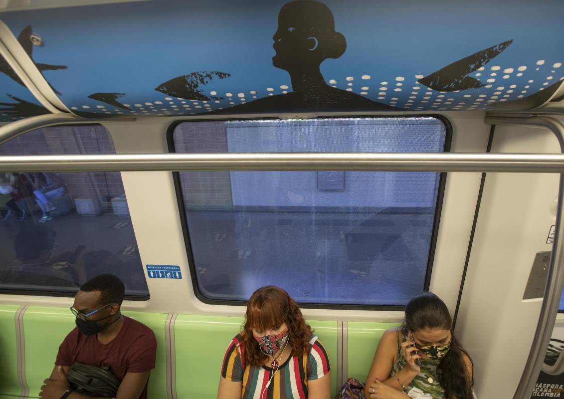 El Metro conmemora la obra de 12 escritores afrocolombianos. Se trata fragmentos de poemas que están escritos dentro de tres vagones en la edición de la 14 fiesta del libro en Medellín. Foto: Manuel Saldarriaga Quintero.