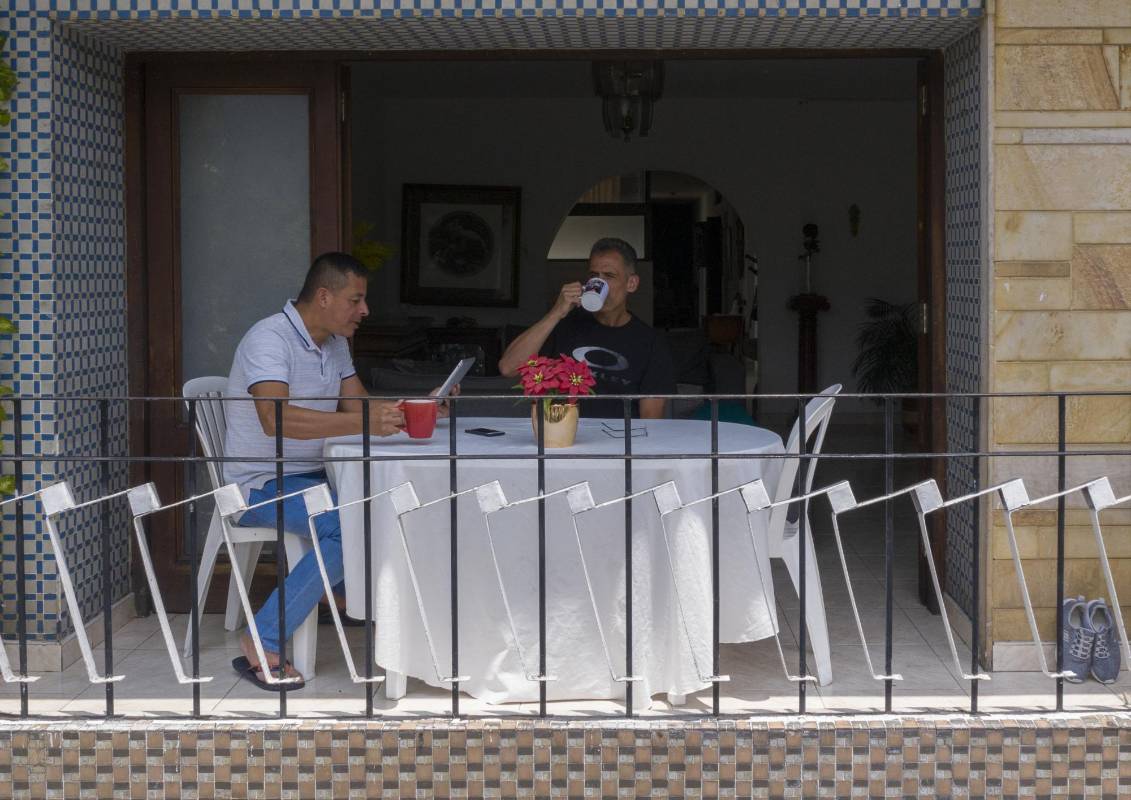 En tiempos de aislamiento obligatorio, la cotidianidad se abre paso en casas y edificios. Asomarse por ventanas, terrazas y balcones es ahora la forma de tener contacto con el mundo. Foto: Manuel Saldarriaga Quintero