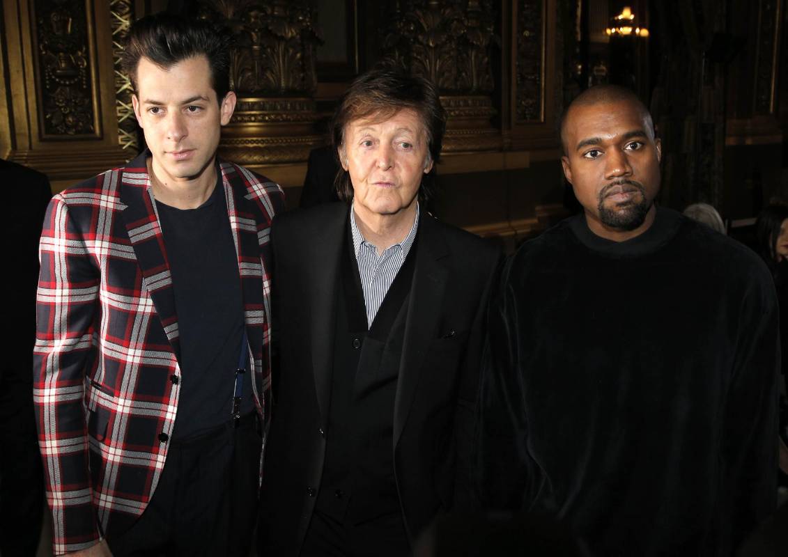 Los Cantantes Mark Ronson, Paul McCartney y Kanye West. FOTO AP