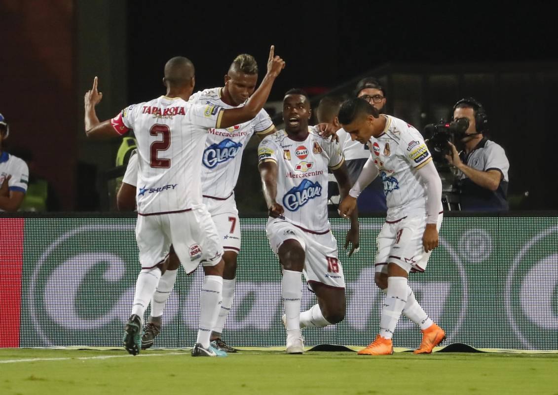 Cuando todo estaba dado para que Medellín ratificara su ventaja en la serie, una desafortunada jugada de Elvis Perlaza quien le cometió un penalti a un rival, permitió que el Tolima igualara el marcador a través de Rafael Carrasca. FOTO ROBINSON SÁENZ