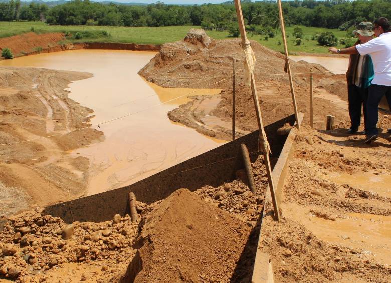 Los funcionarios del gobierno estadounidense visitaron la mina de oro Puerto Rico, una de las unidades mineras incluidas en el apoyo de formalización de Usaid. FOTO cortesía