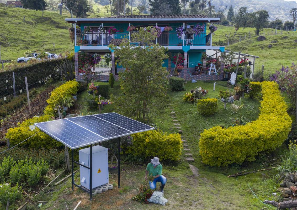49 familias de floricultores del corregimiento de San Cristóbal, en Medellín son las beneficiadas con los Paneles solares. Foto: Manuel Saldarriaga Quintero.
