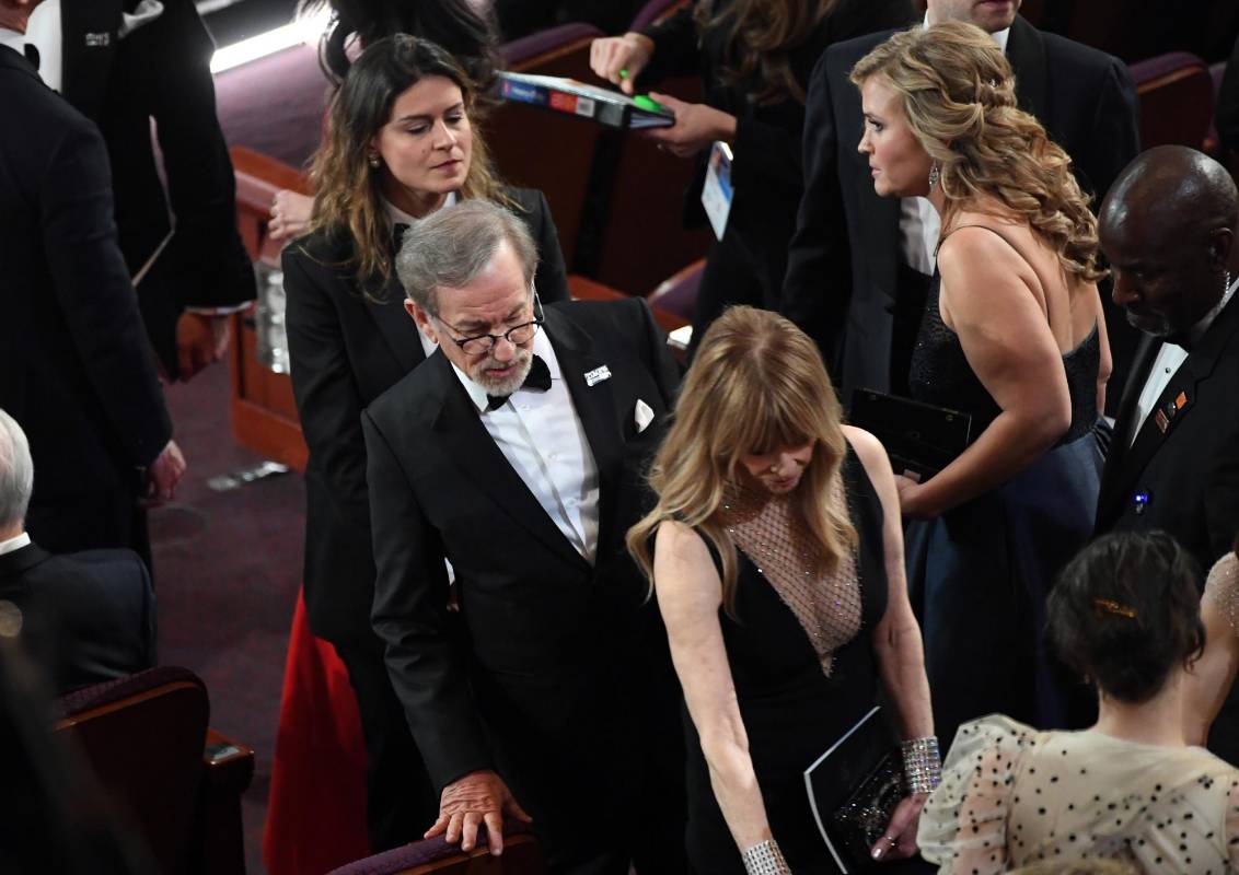 El director Steven Spielberg buscando su silla. FOTO AFP