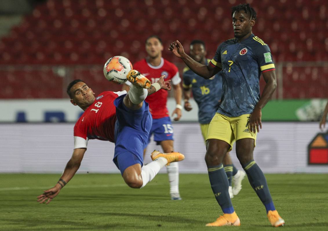 El partido por momentos entro en fricciones y juego fuerte. Foto AFP