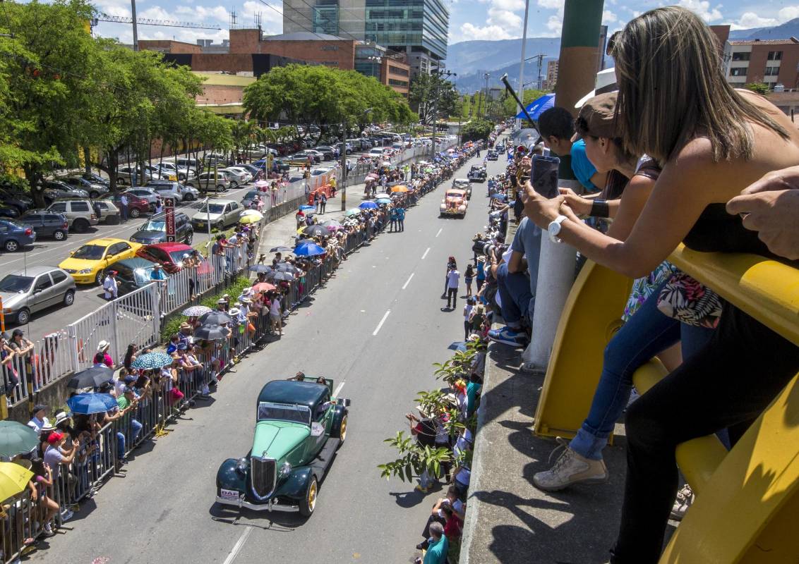 El público no se quería perder el paso de los vehículos. FOTO Juan Antonio Sánchez