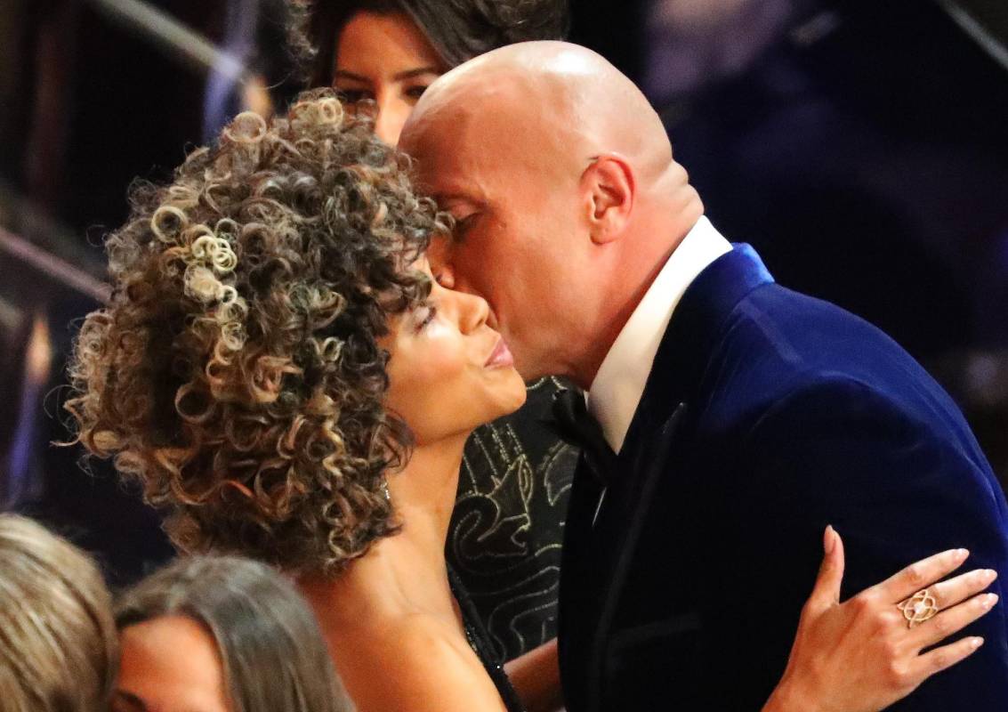 Saludo entre Halle Berry y Dwayne Johnson. FOTO Reuters