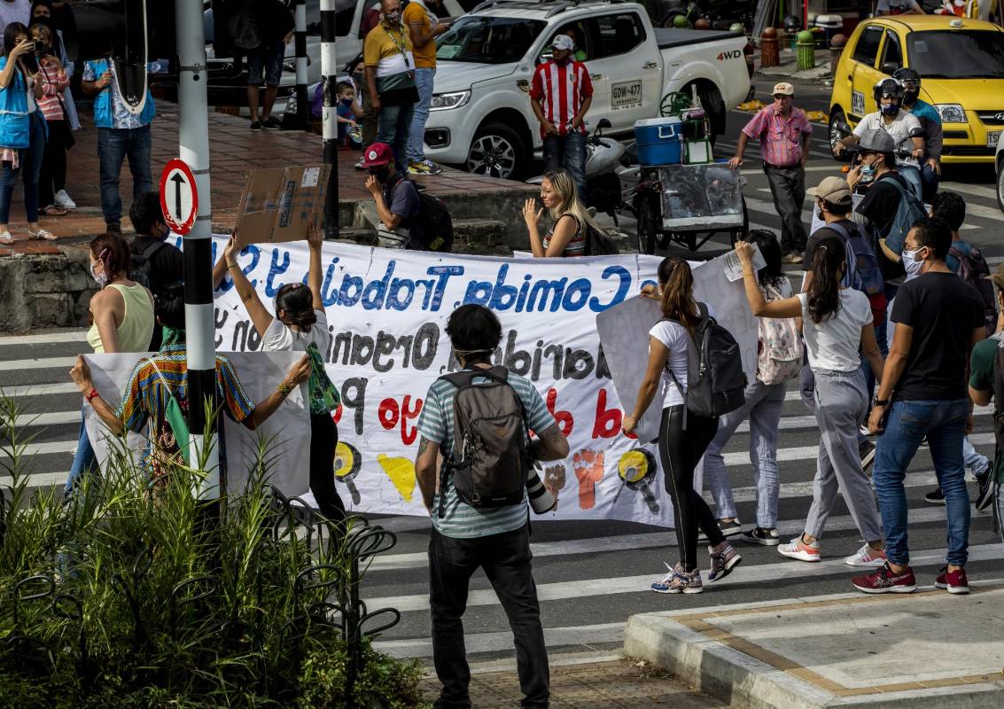Al lugar llegaron mas de 80 personas con carteles y gritos de repudio contra el horrible crimen. Foto: Camilo Suárez