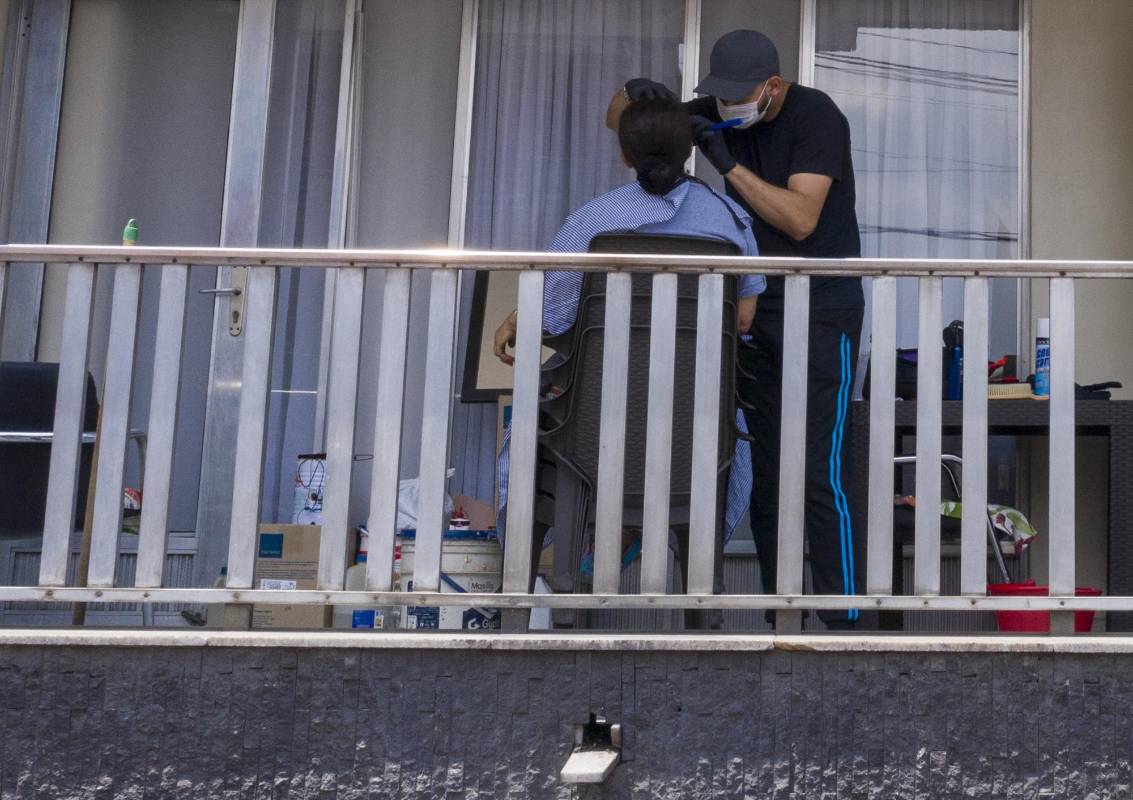 En tiempos de aislamiento obligatorio, la cotidianidad se abre paso en casas y edificios. Asomarse por ventanas, terrazas y balcones es ahora la forma de tener contacto con el mundo. Foto: Manuel Saldarriaga Quintero