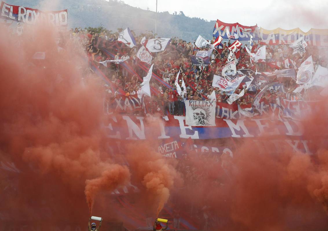 El clásico 298 se pintó de rojo. FOTO: MANUEL SALDARRIAGA