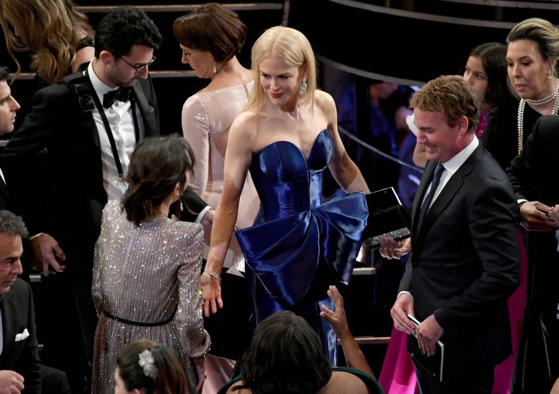 Sally Hawkins saluda a Nicole Kidman. FOTO AFP