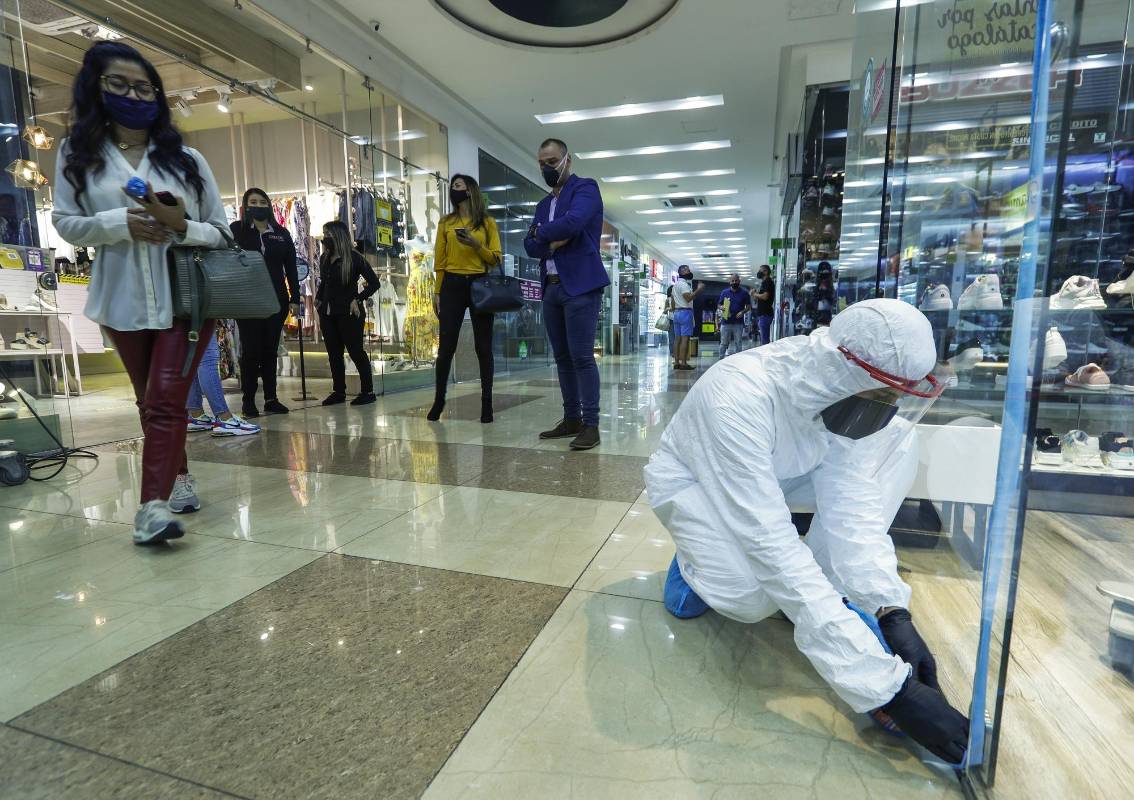 De manera cuidadosa y aplicando los controles de seguridad, en la cuidad de Medellín, aun en época de cuarentena por el covid-19, los centros comerciales Gran Plaza, Oviedo y el Mall de la Frontera, abrieron sus puertas para las personas que desean ir de compras en sus almacenes. Foto: Manuel Saldarriaga Quintero