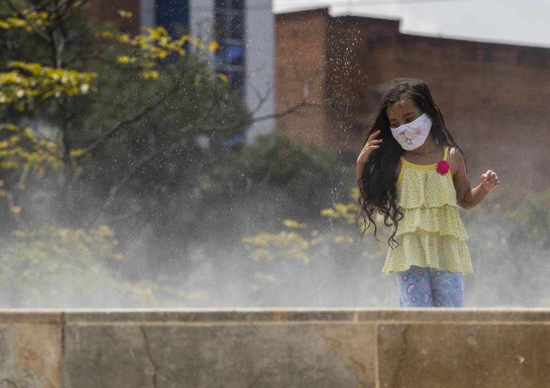 Usuarios disfrutan de Plaza la Niebla, uno de los mayores atractivos del parques del río. Foto: Manuel Saldarriaga Quintero.