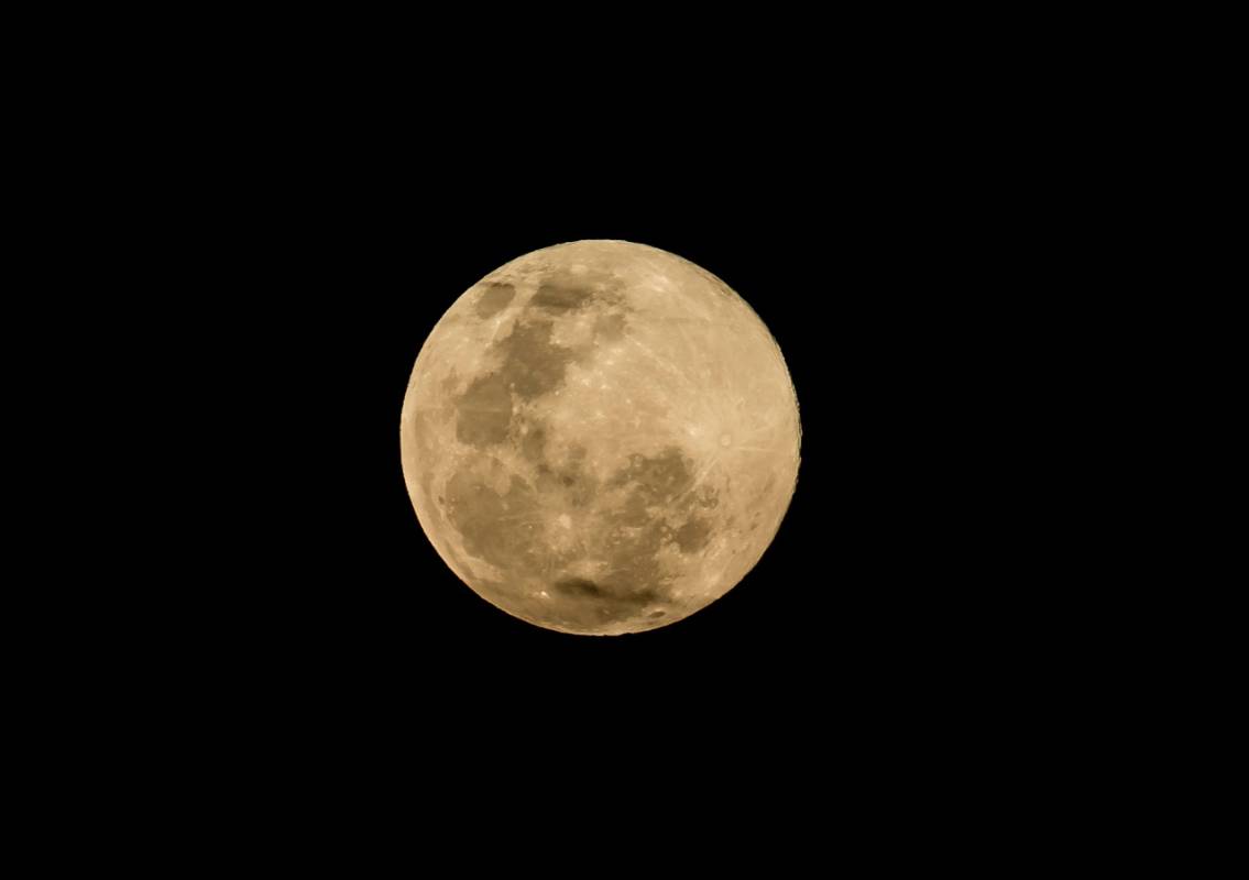 La luna del 7 de abril estaba en su punto más cercano a la Tierra. FOTOS JUAN ANTONIO SÁNCHEZ