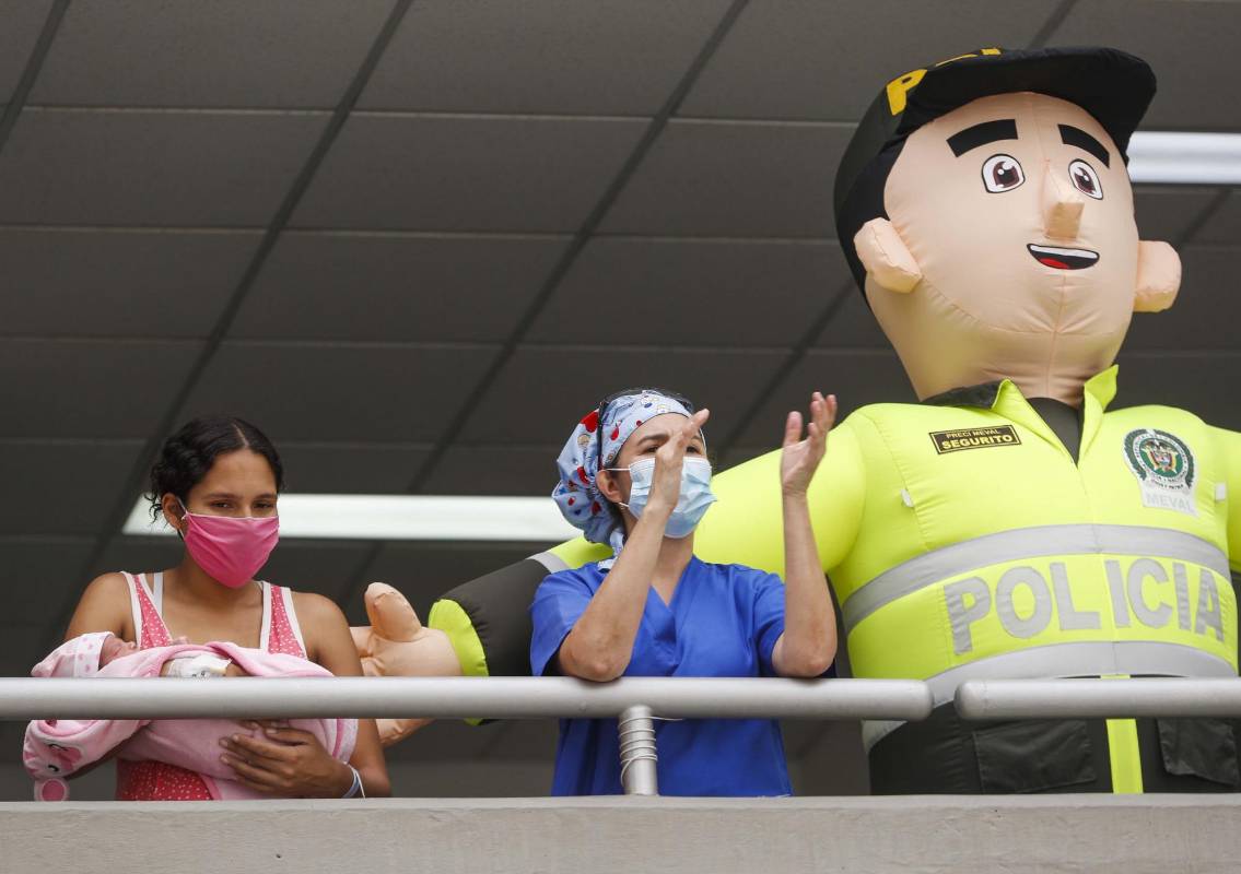 Sorprendidas quedaron las madres en la unidad intermedia la piloto del barrio Manrique de Medellín, cuando llegaron miembros de la policía Metropolitana acompañados de un conjunto de mariachis a celebrarles su día especial. Foto: Manuel Saldarriaga Quintero.