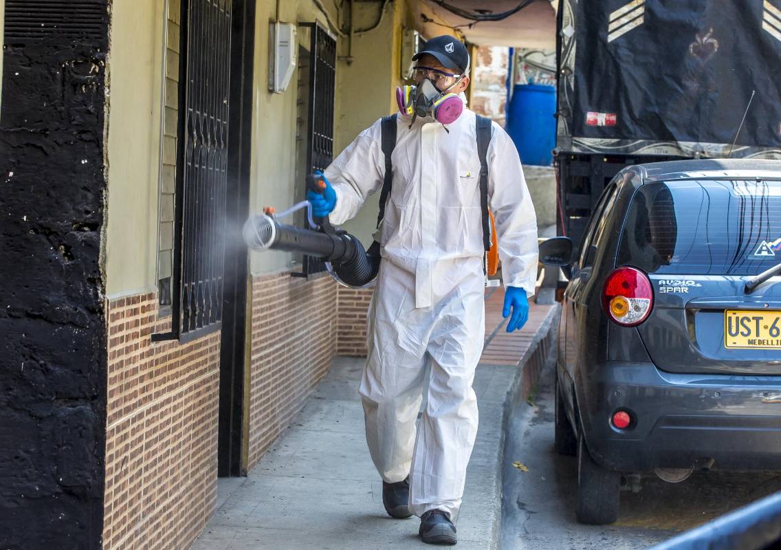 Esta campaña tiene por objeto disminuir la presencia de bacterias, hongos y virus que puedan contaminar las superficies de la ciudad. Foto Juan Antonio Sánchez Ocampo