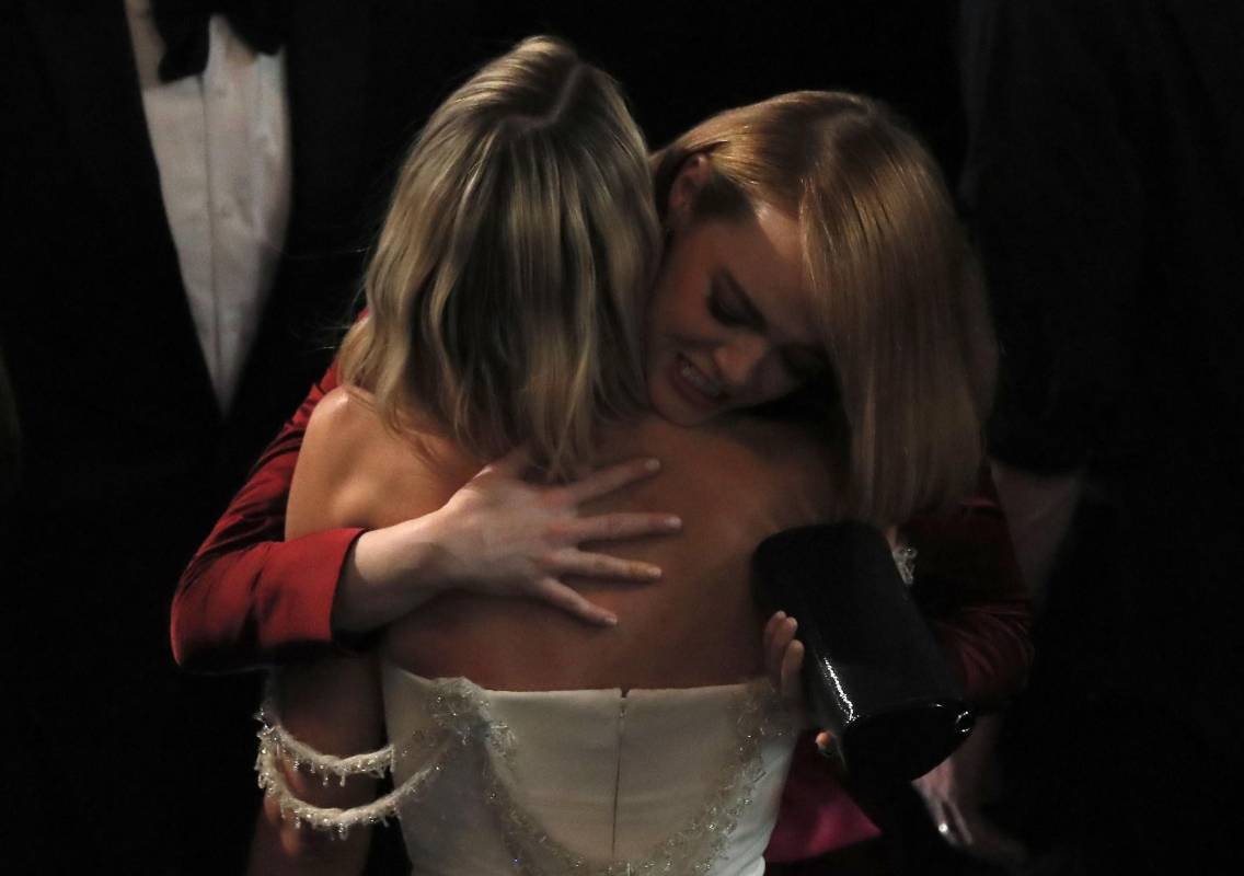 El saludo de Emma Stone y Margot Robbie. FOTO Reuters