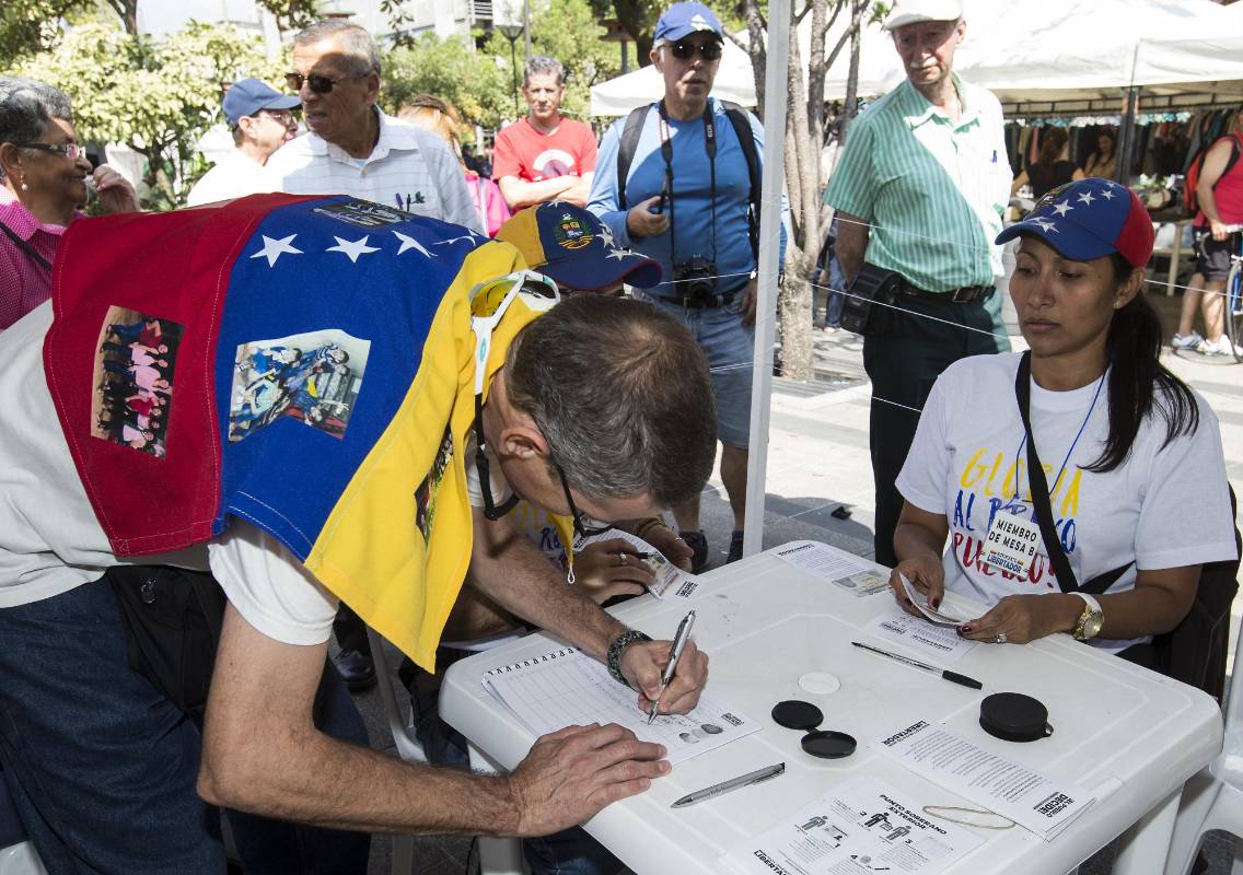 En Envigado también hubo gran afluencia de venezolanos. FOTO JAIME PÉREZ