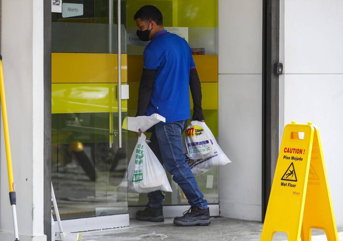Los grandes supermercados y las tiendas de barrio se transformaron en medio de la pandemia para cuidar a sus clientes y poder sobrevivir económicamente. El domicilio es una de las claves. Foto: Manuel Saldarriaga Quintero.