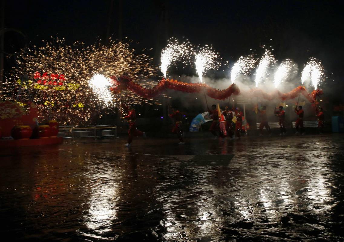 Las fábricas chinas cierran por el feriado y millones de trabajadores migrantes regresan a sus hogares. FOTO REUTERS