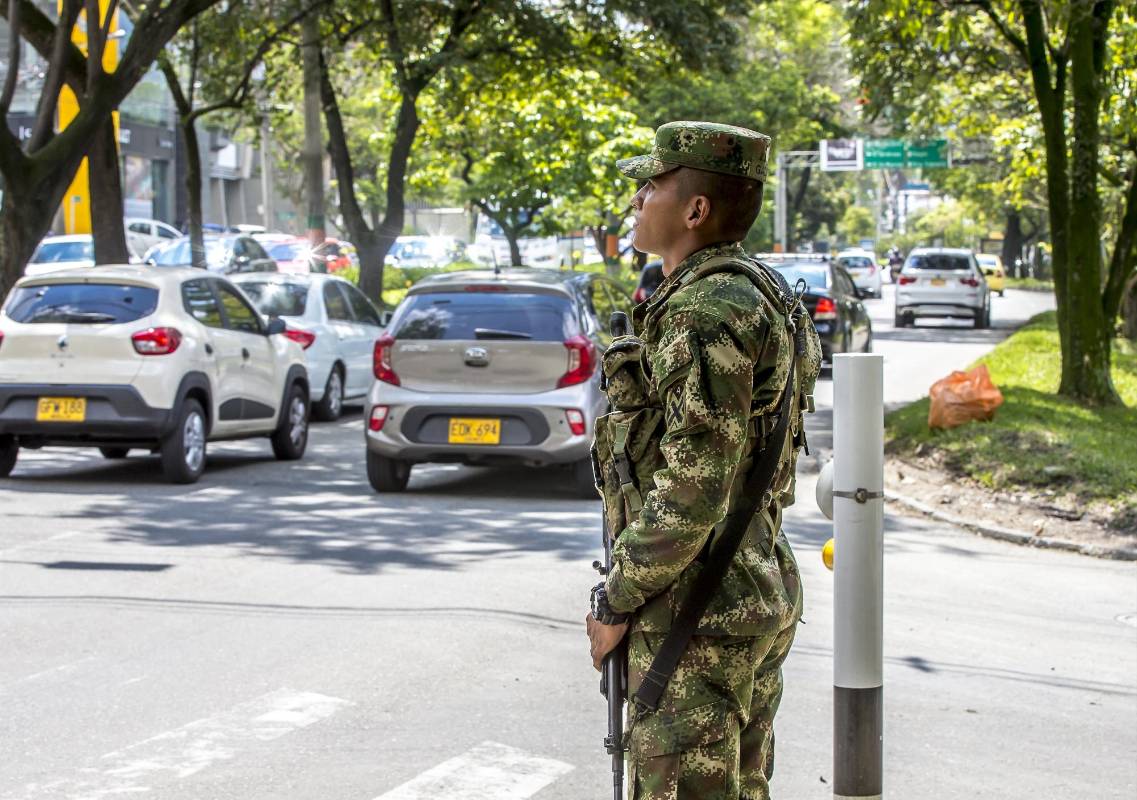 Vías principales como la Regional y Las Vegas, aledañas a las estaciones del metro, tuvieron un refuerzo de seguridad con militares y carabineros. FOTOS JUAN ANTONIO SÁNCHEZ