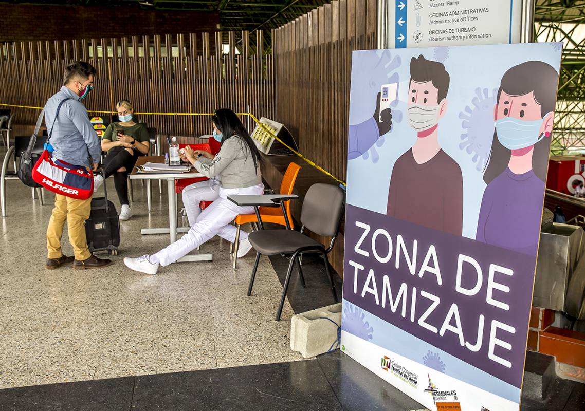 Los viajeros deben cumplir con protocolos de bioseguridad que incluyen el tamizaje de síntomas, zonas de aislamiento, desinfección de espacios y control de aforo en los buses. Foto Juan Antonio Sánchez Ocampo 