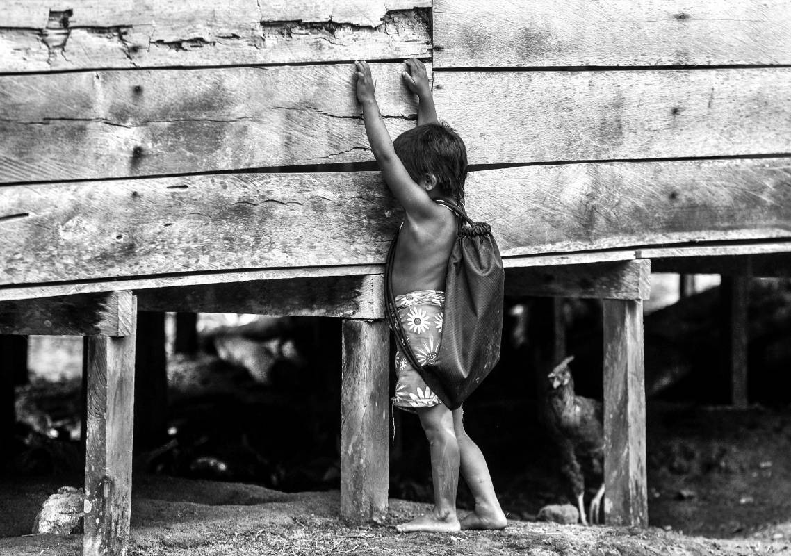 Cada día, 97 niños Emberá atraviesan selvas y ríos para asistir a clases en una zona rural. Foto: Manuel Saldarriaga Quintero.