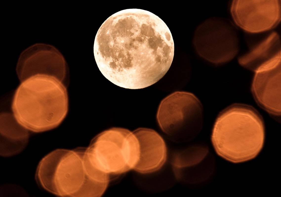 Primera luna llena vista entre luces de navidad en Skopie, Capital de Macedonia. FOTO EFE