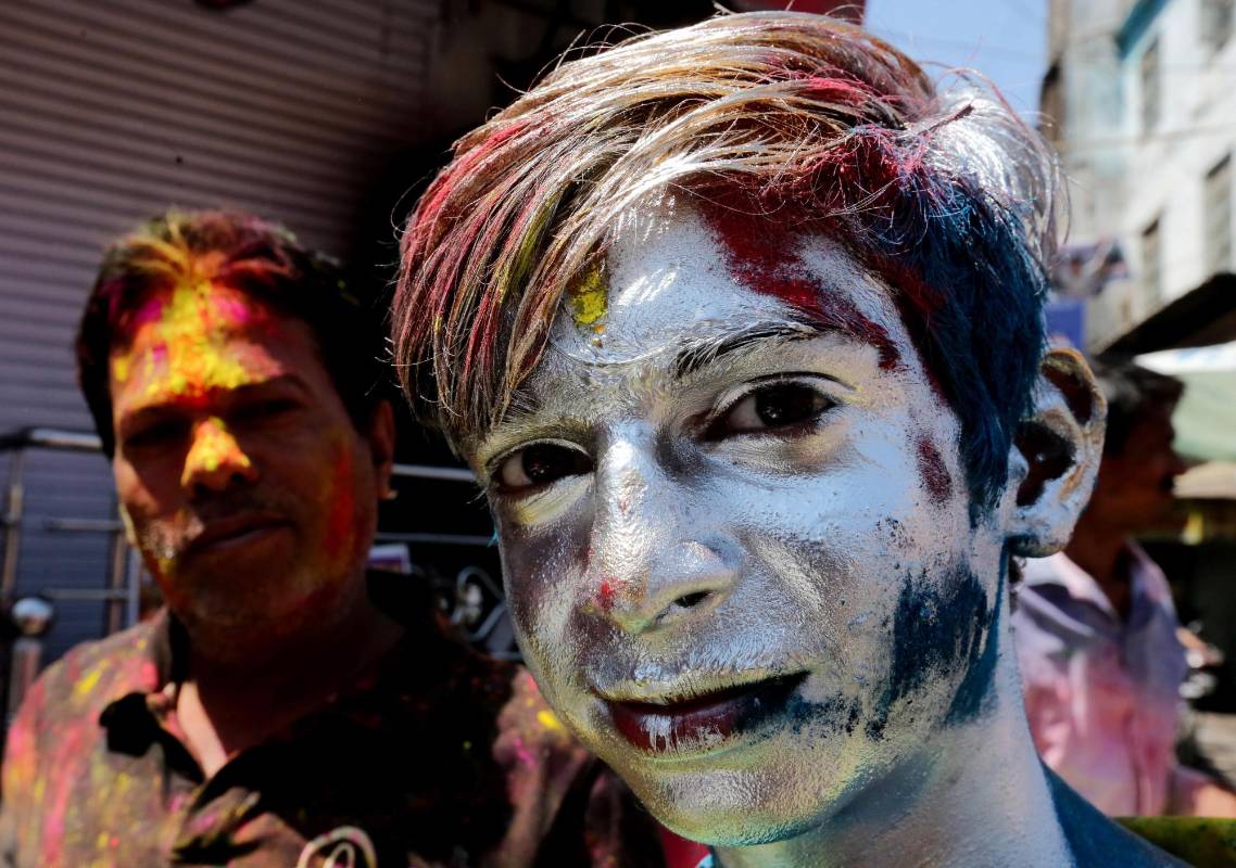 Los rostros de colores, son los protagonistas en el festiva Holi en las calles de Bombay. Foto: EFE/ Divyakant Solanki