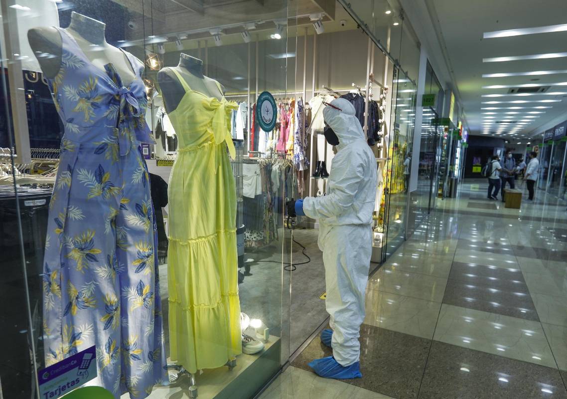 De manera cuidadosa y aplicando los controles de seguridad, en la cuidad de Medellín, aun en época de cuarentena por el covid-19, los centros comerciales Gran Plaza, Oviedo y el Mall de la Frontera, abrieron sus puertas para las personas que desean ir de compras en sus almacenes. Foto: Manuel Saldarriaga Quintero