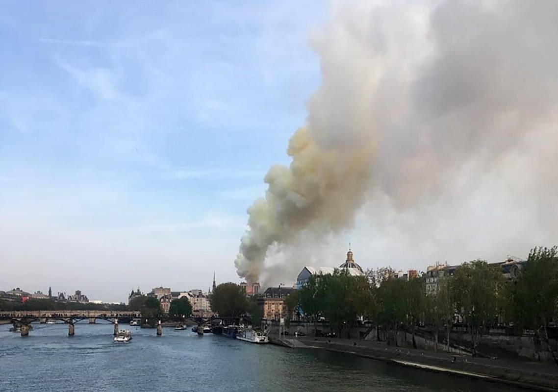 El incendio estaría “potencialmente relacionado” a los trabajos de renovación de la edificación, informaron los bomberos. FOTO AFP