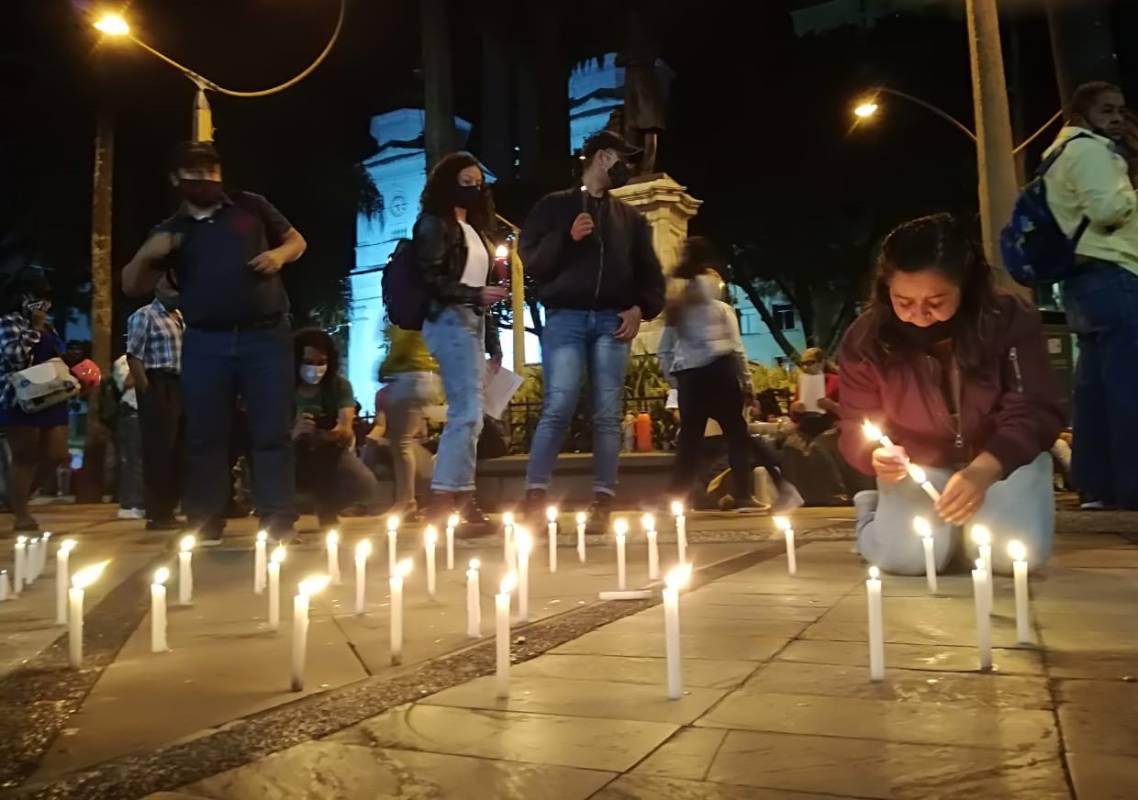 Hacia las 7 de la noche, unas 50 personas llegaron al Parque Berrío con el fin de manifestarse a favor de la vida y en contra del abuso policial. FOTO MANUEL SALDARRIAGA