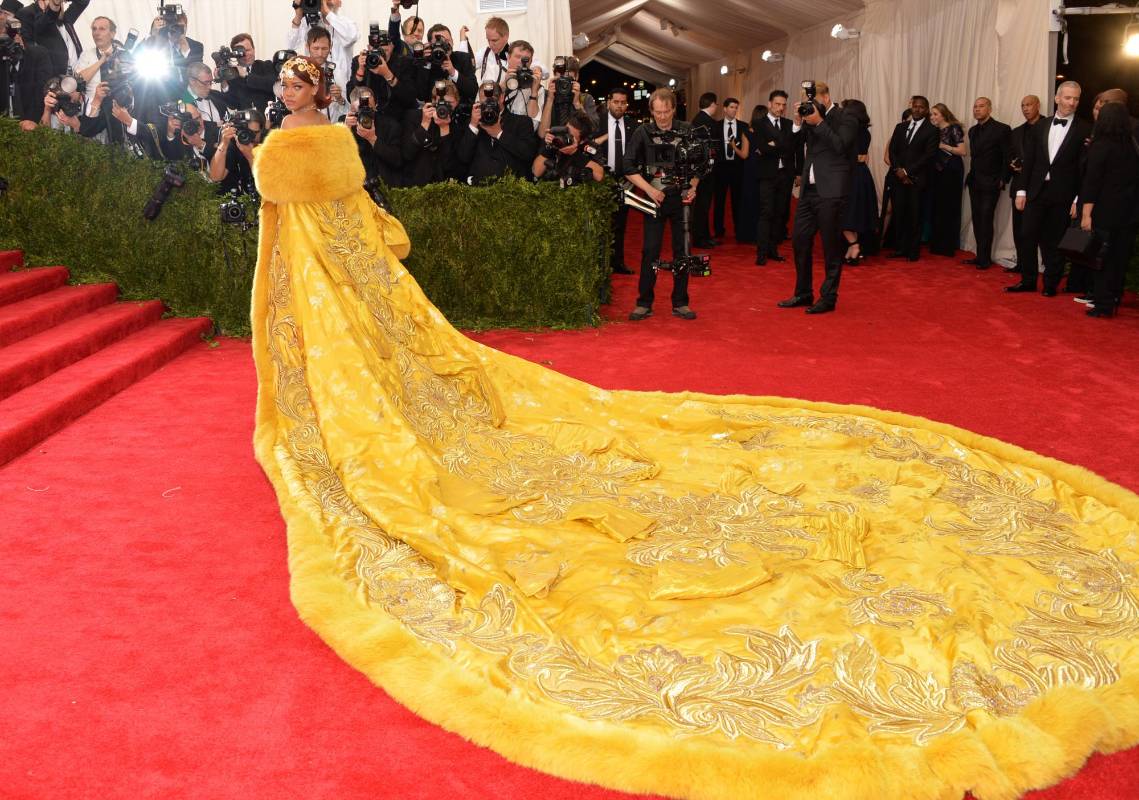 Rihanna con un diseño de Guo Pei. FOTO AP