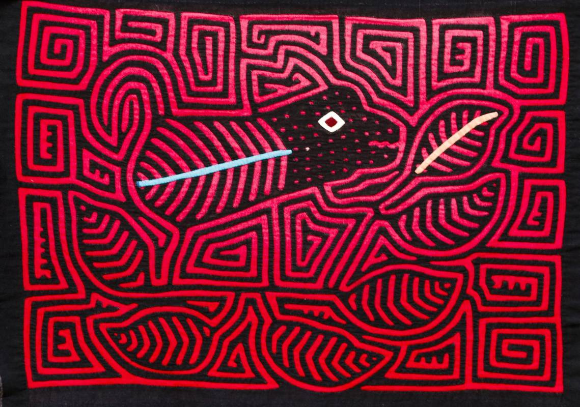 Esta exposición se encuentra en el banco de la República en Medellín, reúne 87 piezas textiles (molas) que se usan como vestido y también como símbolo de protección y de relato. Foto: Manuel Saldarriaga Quintero