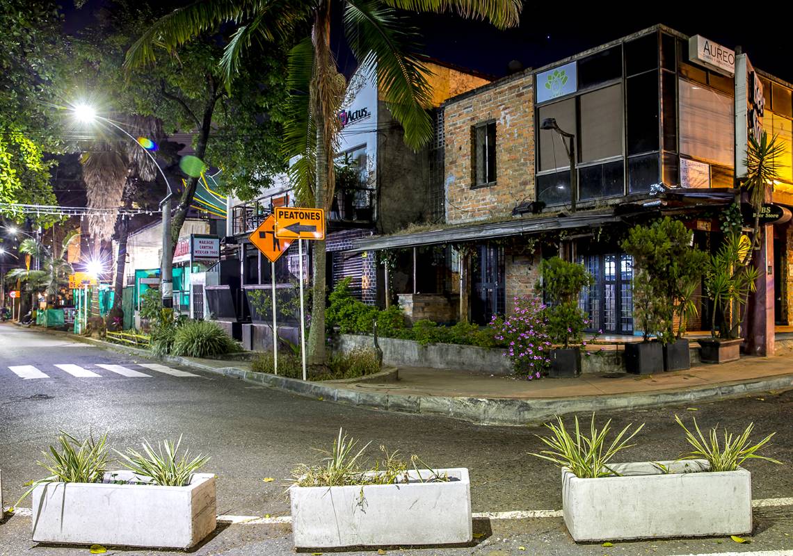 Solo en el Parque Lleras, zona rosa de la capital Antioquía, más de 70 establecimientos declararon el cierre definitivo de los locales. Foto Juan Antonio Sánchez Ocampo