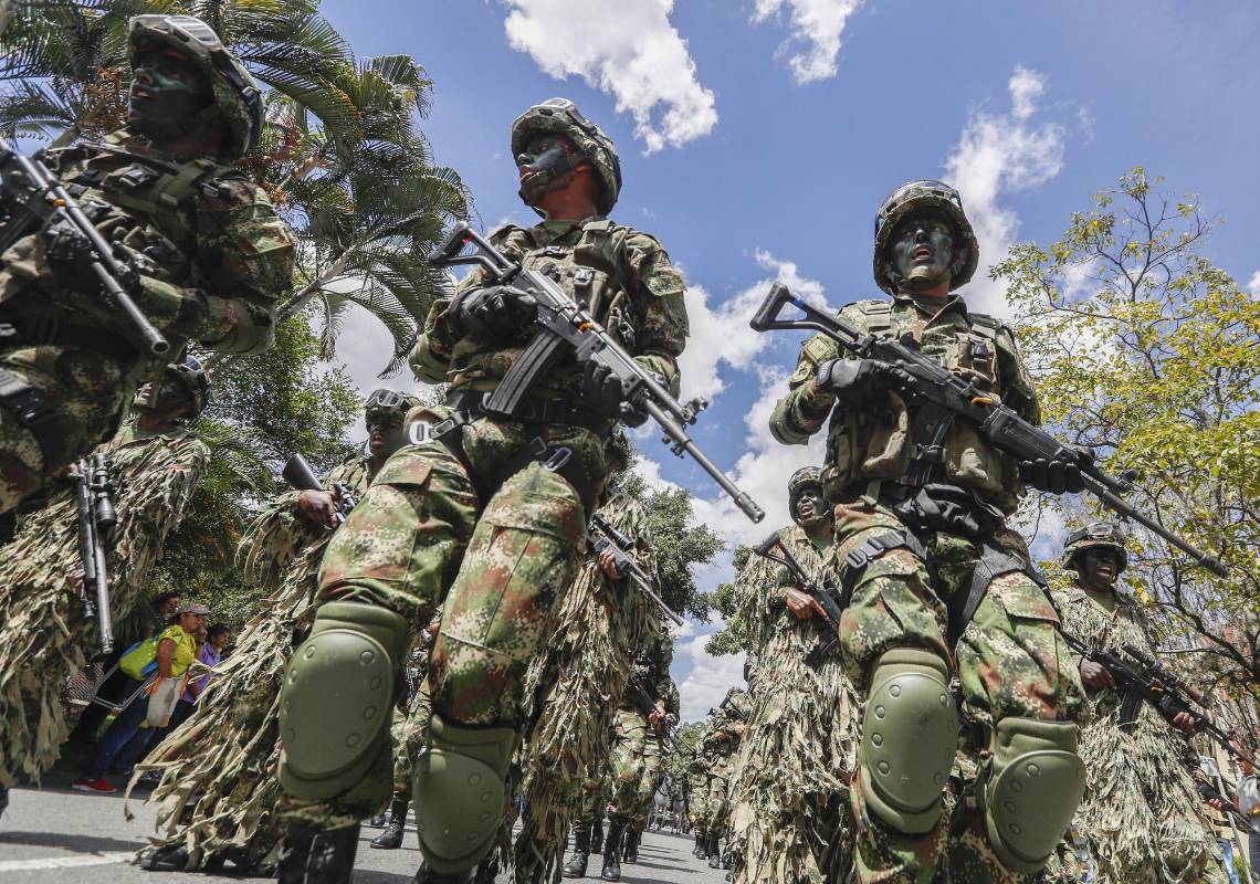 La fiesta de independencia colmó la carrera 70 de Medellín, las Fuerzas Militares, los cuerpos de rescate y los indígenas compartieron con la gente que se volcó a las calles. Foto: Manuel Saldarriaga Quintero.