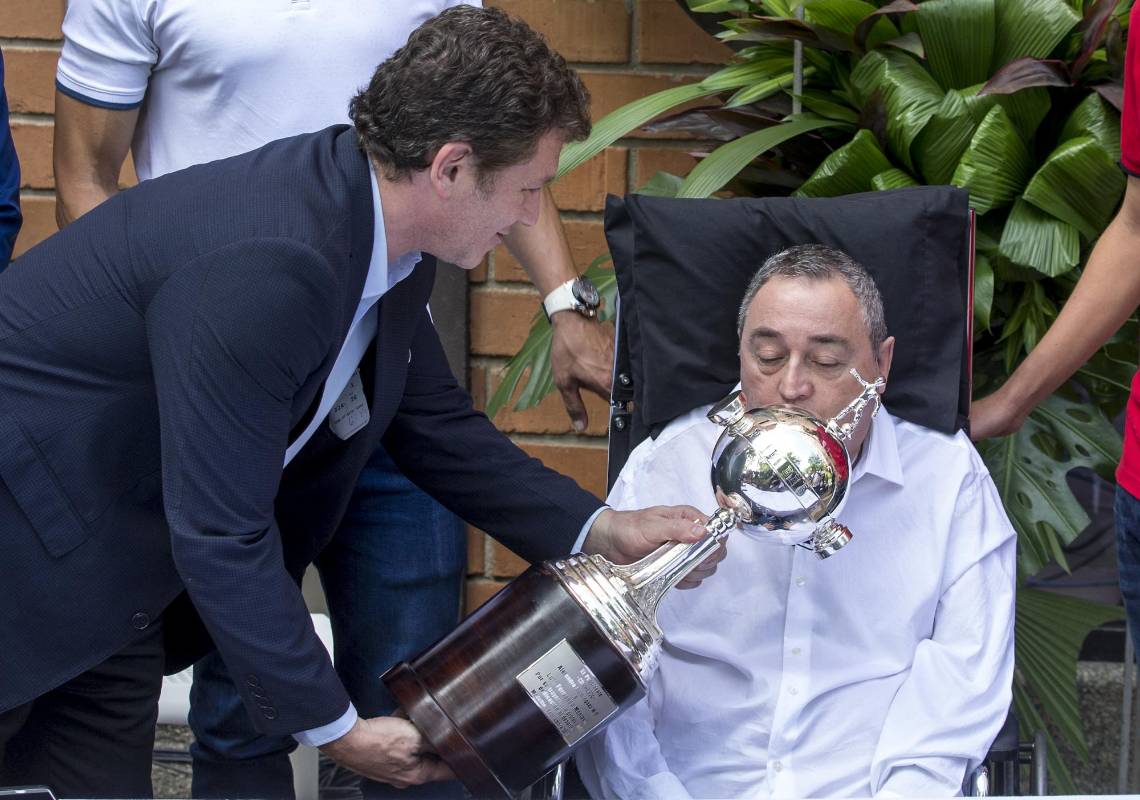 Alejandro Domínguez, presidente de la Conmebol, y encargado de traer la réplica del trofeo de la Copa Libertadores al Profe Montoya. FOTO JUAN ANTONIO SÁNCHEZ