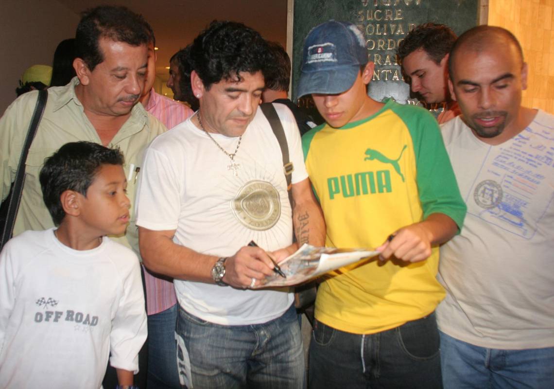Talentoso como pocos, polémico en lo político, Diego Armando Maradona tuvo una vida de altibajos, desde coronarse campeón del mundo hasta luchar contra las drogas. Foto: Manuel Saldarriaga