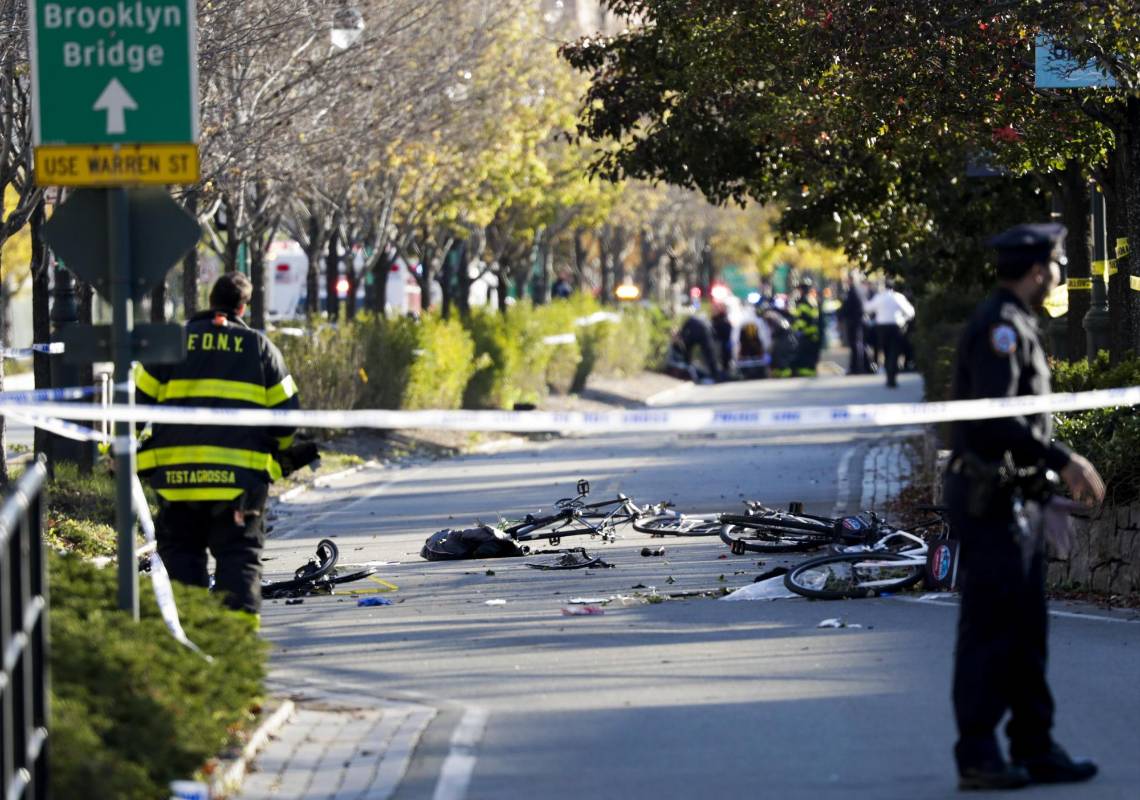 Los hechos se registraron en el suroeste de la isla de Manhattan, cuando el hombre arrolló con su vehículo a varias personas que se encontraban en el lugar, algunas de ellas en un carril para bicicletas cerca de la orilla del río Hudson. 