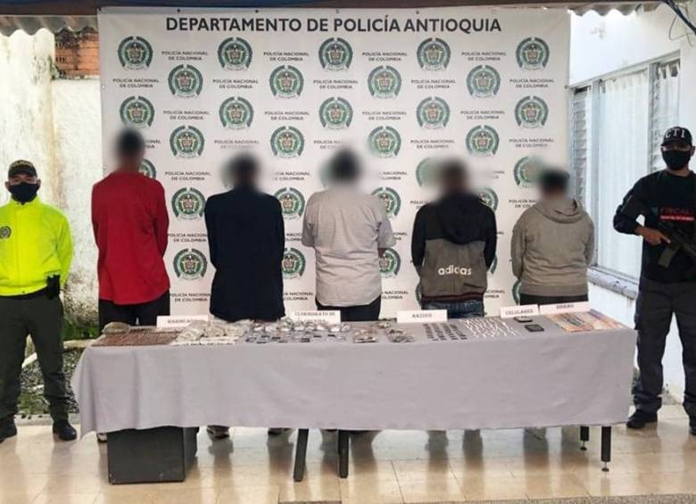 Los cinco capturados fueron dejados a disposición de la Fiscalía General de la Nación acusados de tráfico de estupefacientes. FOTO CORTESÍA 
