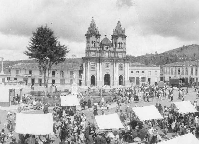 29 de septiembre de 1973. Parque central del viejo El Peñol, en donde se ve el templo original del pueblo, antes de ser trasladado. FOTO gabriel carvajal / archivo