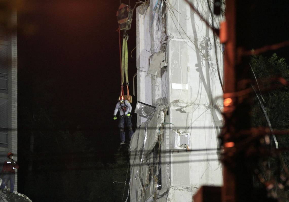Organismos de rescate trabajaron arduamente noche y día en busca de las personas desaparecidas en la tragedia. Foto: Robinson Sáenz