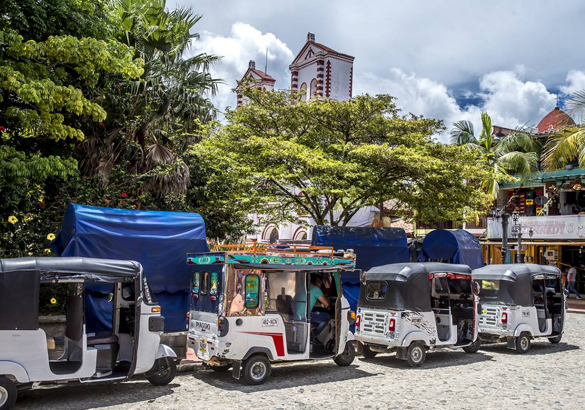 Las motoratones que prestan el servicio de transporte tanto a visitantes como residentes permaneces parqueadas en el parque principal del Municipio. Foto Juan Antonio Sánchez Ocampo 